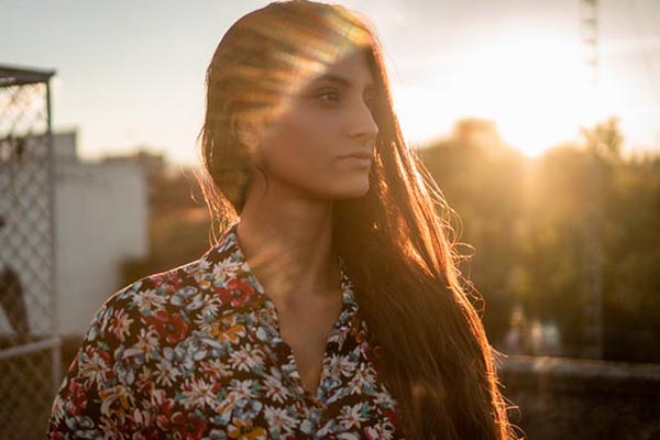Frau im Sonnenuntergang