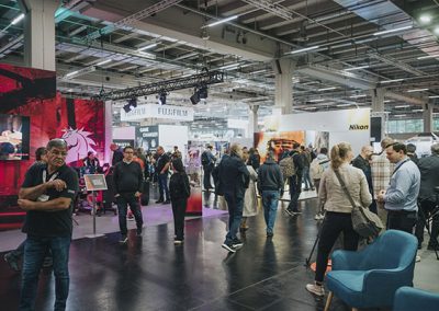 Messehalle der Imaging World Fotomesse in Nürnberg mit Besuchern